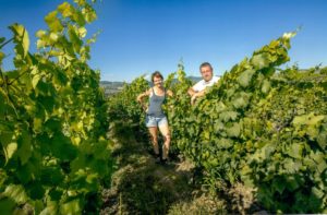 Florence et Geoffroy, dans les vignes du domaine Crêt de Bine.